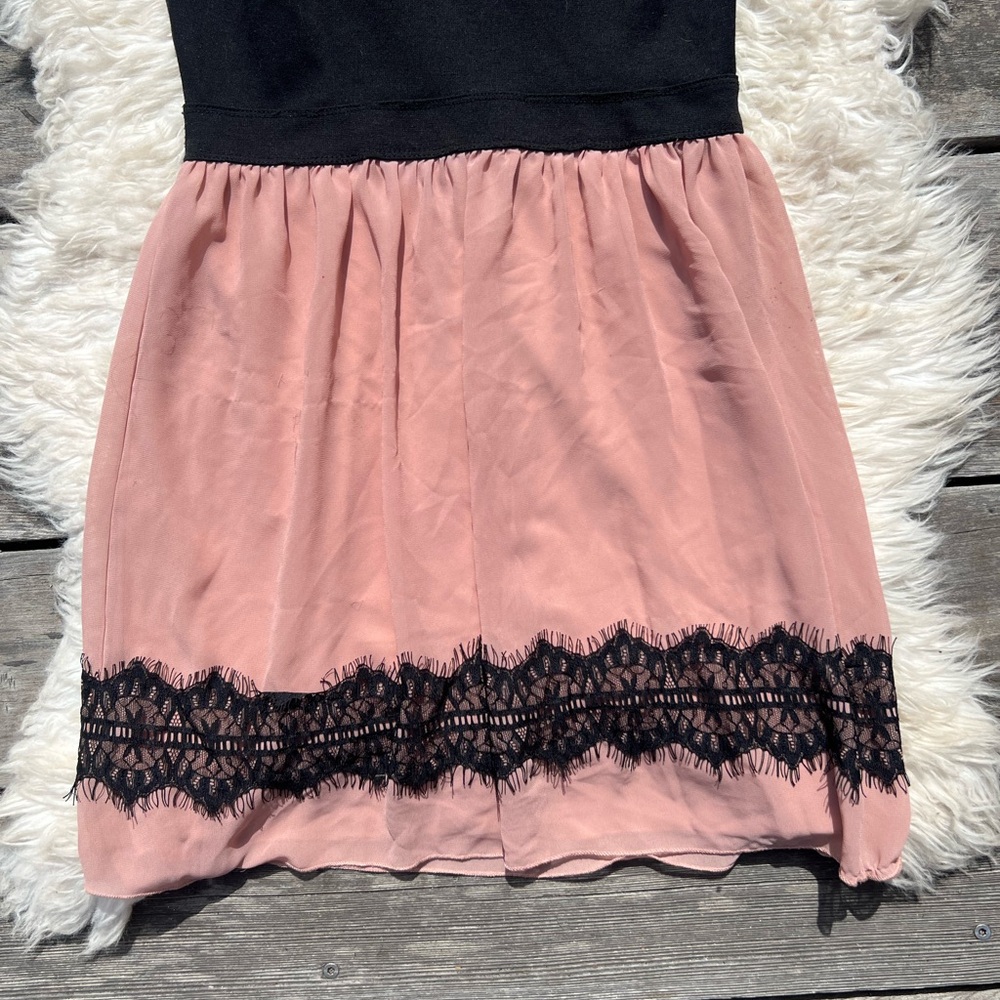 Elegant Black and Pink Lace Detail Strapless Dress - Picture 4 of 6